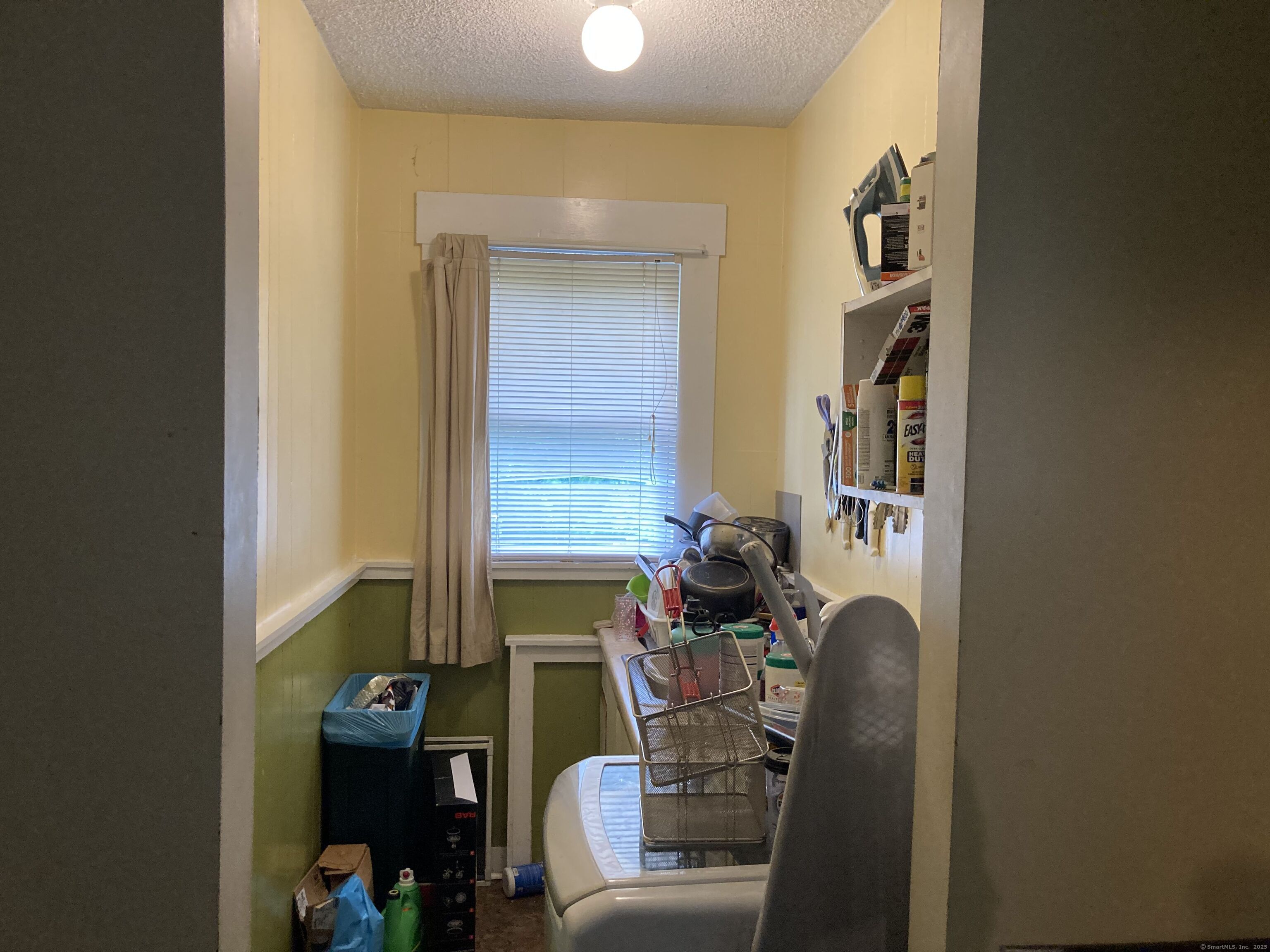 225 Winthrop Avenue New Haven, CT 06511 - Photo 18 of 36 a living room with furniture and a window
