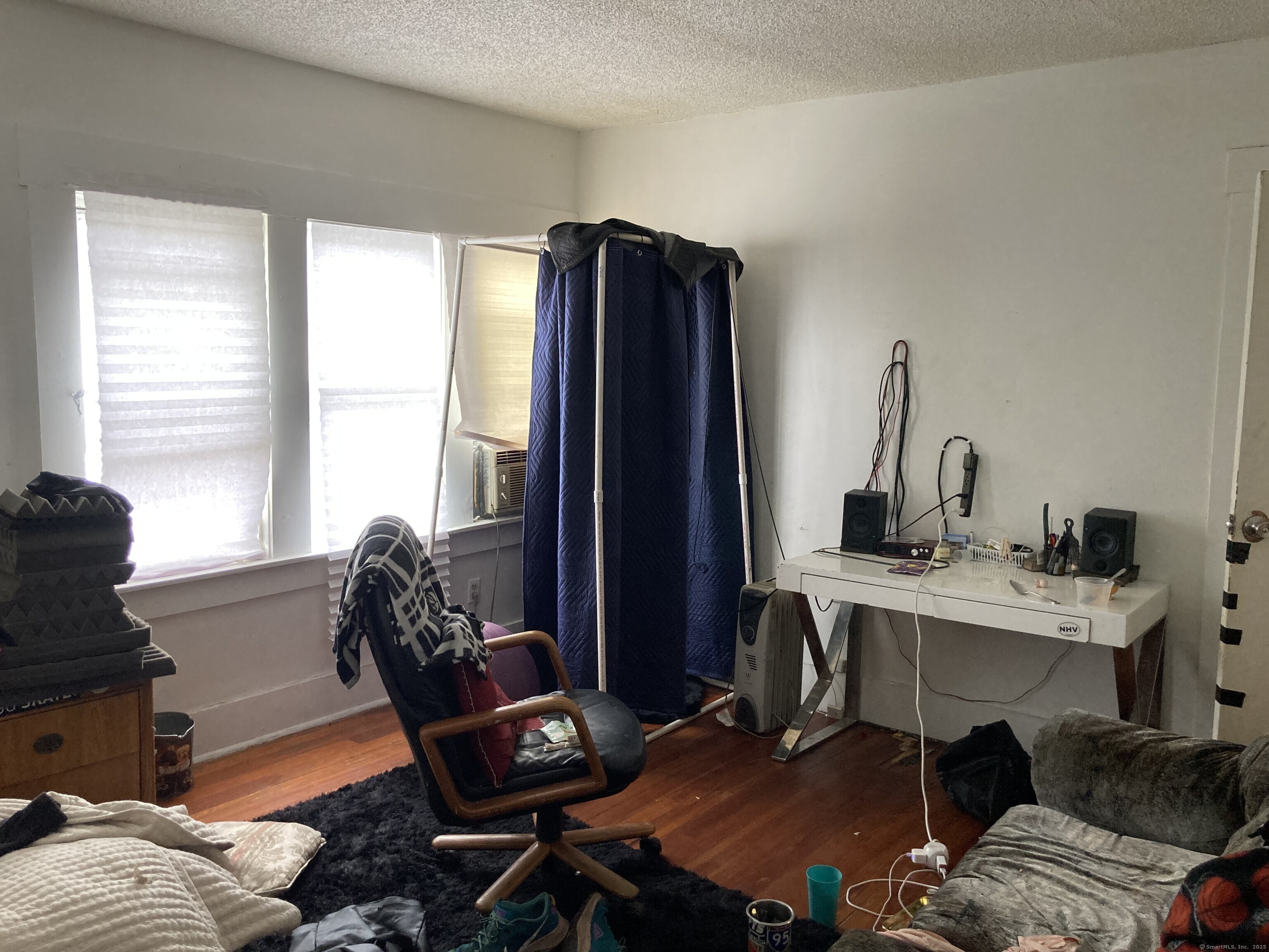 225 Winthrop Avenue New Haven, CT 06511 - Photo 26 of 36 a living room with furniture and a window