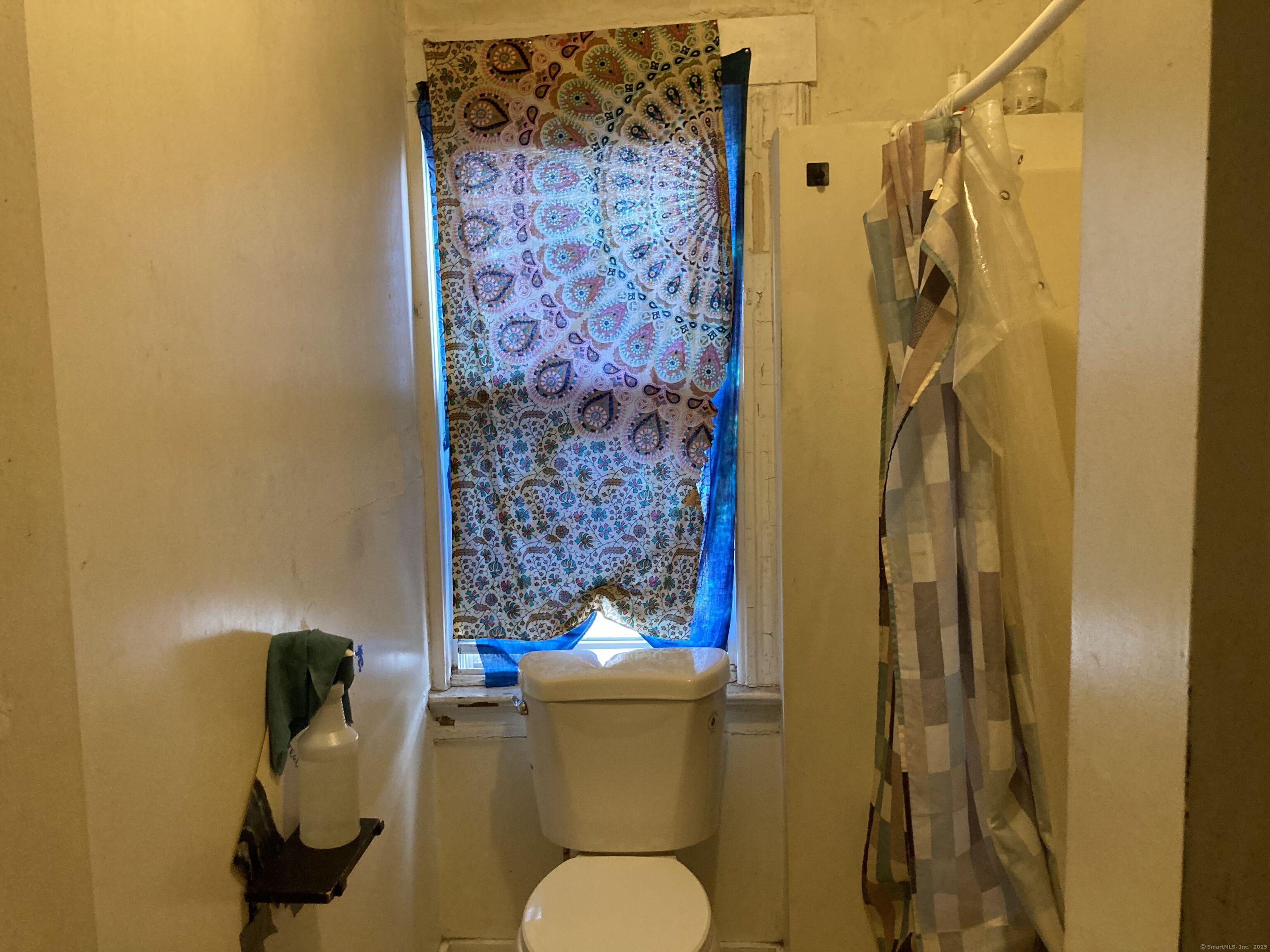 225 Winthrop Avenue New Haven, CT 06511 - Photo 28 of 36 a bathroom with a mirror