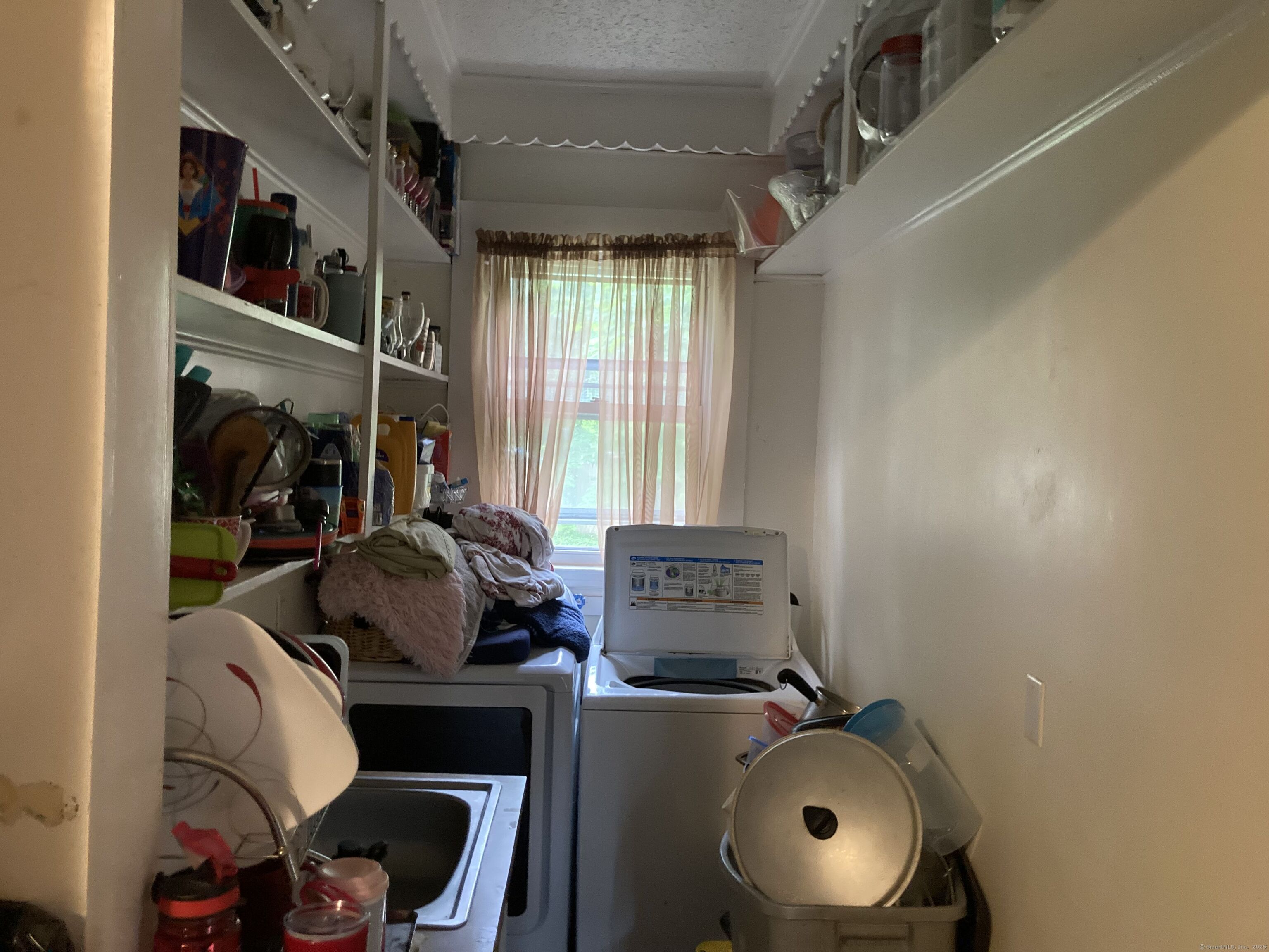 225 Winthrop Avenue New Haven, CT 06511 - Photo 9 of 36 a room with furniture and a window