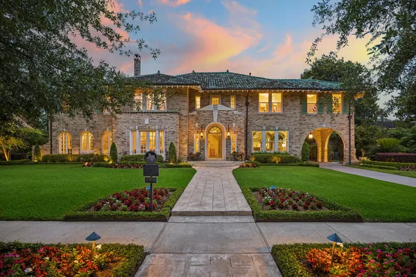 $4,600,000 | 15 Courtlandt Place, Houston, TX 77006