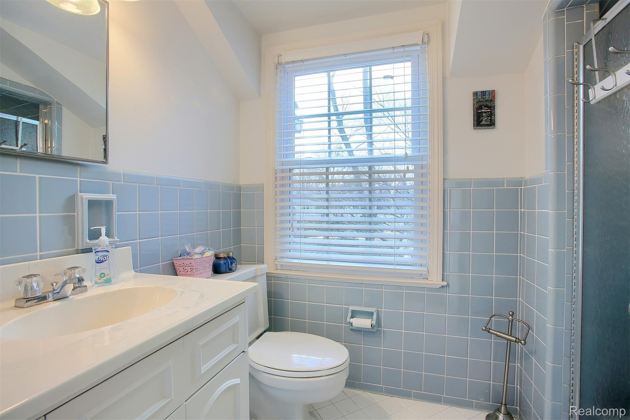 291 Touraine Road Grosse Pointe, MI 48236 - Photo 31 of 35 32-3rd Bedroom Bathroom.jpg