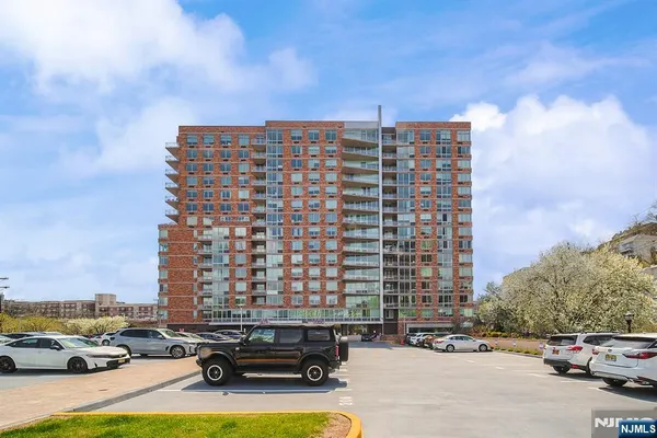 $950,000 | 918 Hudson Park, Edgewater, NJ 07020