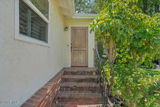 a view of a pathway of the house with plants