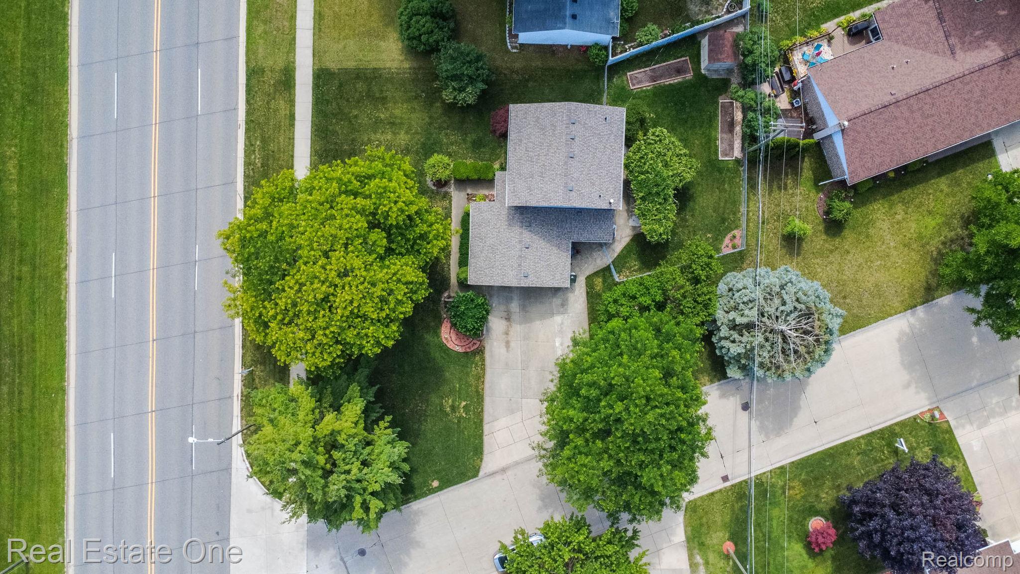 13912 Clinton River Road Sterling Heights, MI 48313 - Photo 38 of 43 Aerial perspective showcasing a property with mature landscaping and a well-defined driveway