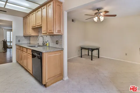 $4,500 | 18100 Burbank Boulevard, Unit 19, Tarzana, CA 91356