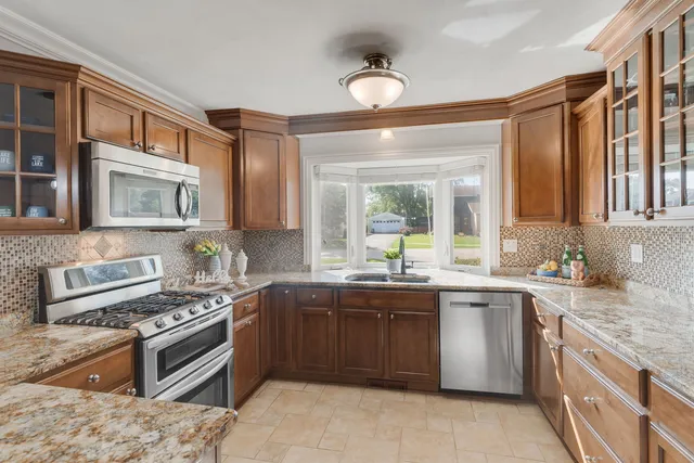 $575,000 | 188 Oakwood Drive, Antioch, IL 60002