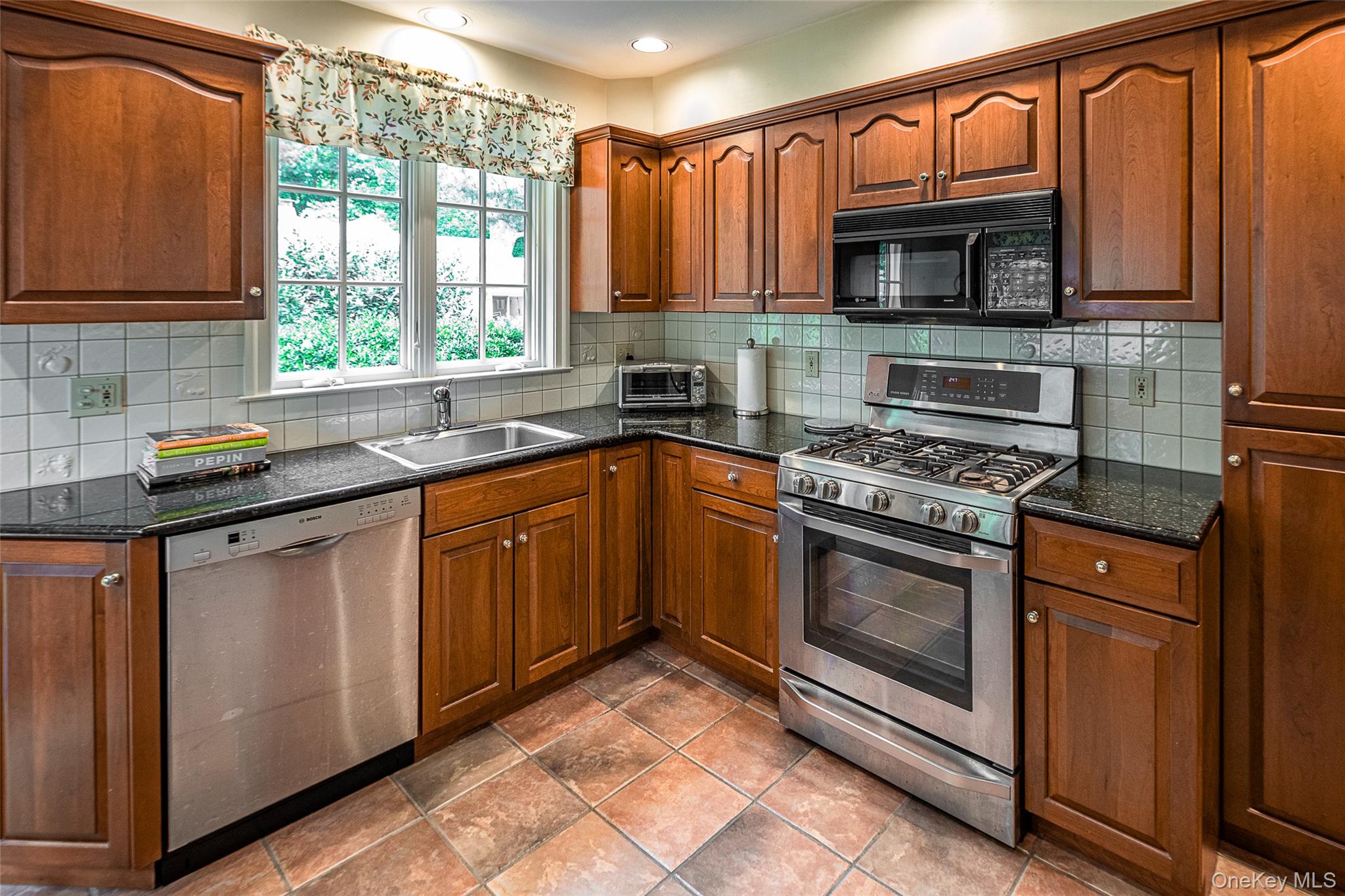 147 Ridgeway Street Mount Vernon, NY 10552 - Photo 8 of 24