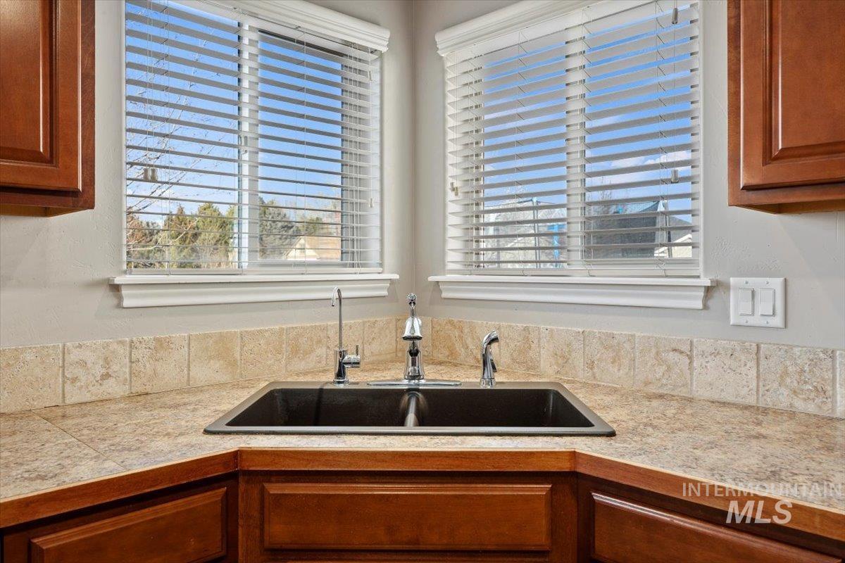 657 Creekside Way Twin Falls, ID 83301 - Photo 16 of 45 Kitchen with brown cabinets