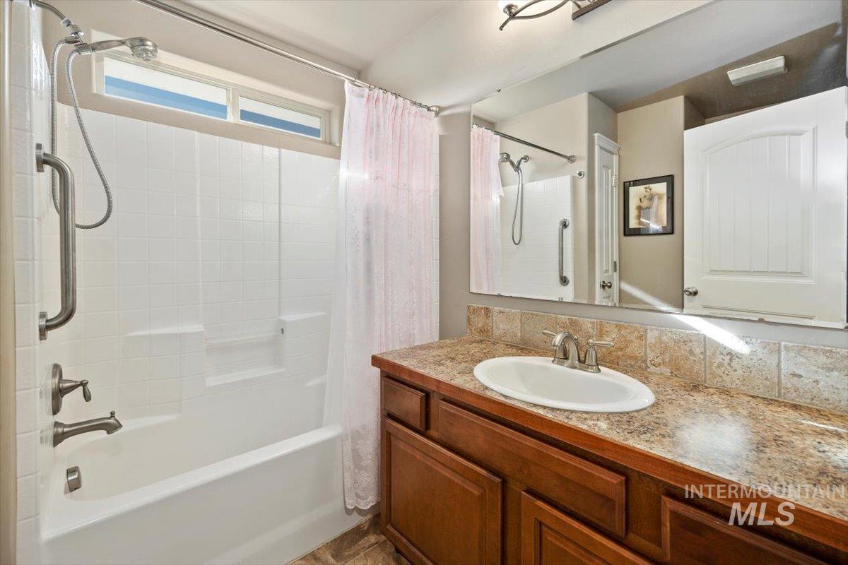 657 Creekside Way Twin Falls, ID 83301 - Photo 28 of 45 Full bathroom with shower / tub combo with curtain and vanity