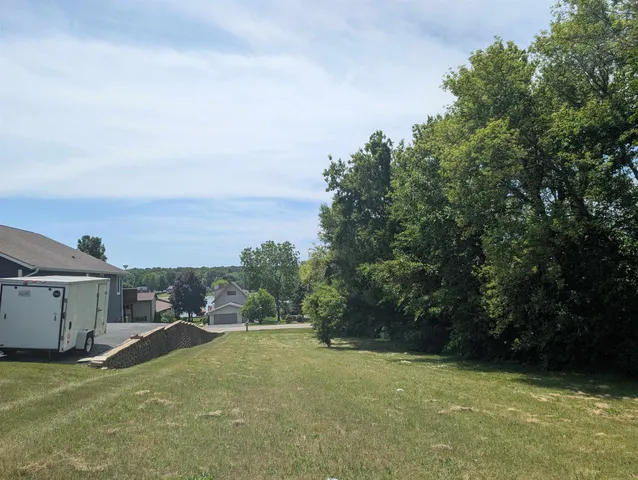 a view of a yard with a house