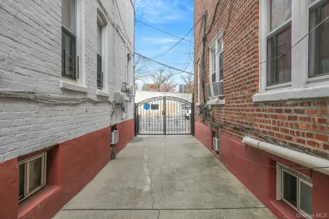 a view of an entryway of the house