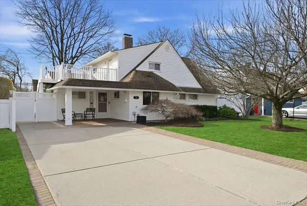 $799,000 | 12 Woodgreen Lane, Wantagh, NY 11793