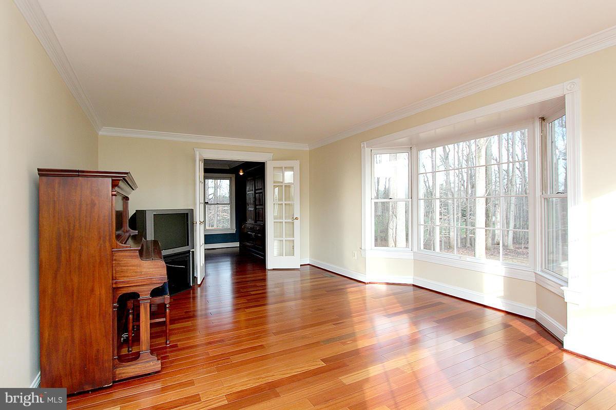 16318 Whitehaven Road Silver Spring, MD 20906 - Photo 5 of 30 Living Room