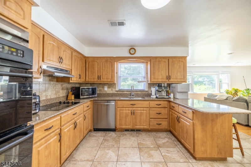 1758 Kenneth Avenue Union, NJ 07083 - Photo 6 of 34