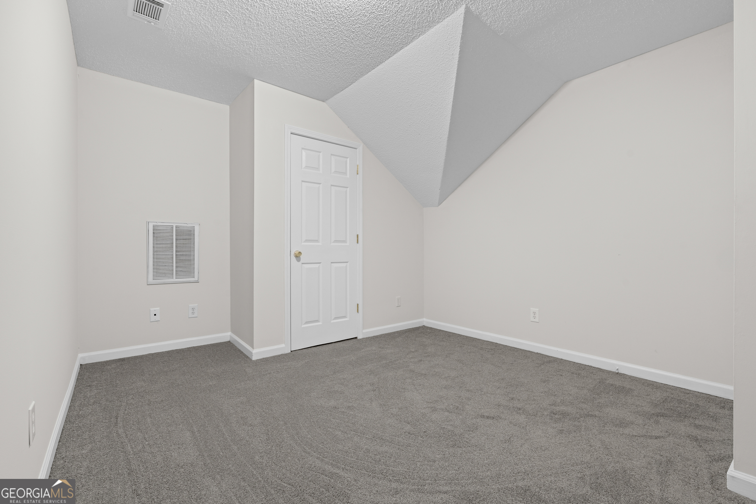 132 Teal Drive Springfield, GA 31329 - Photo 20 of 26 an empty room with an entryway