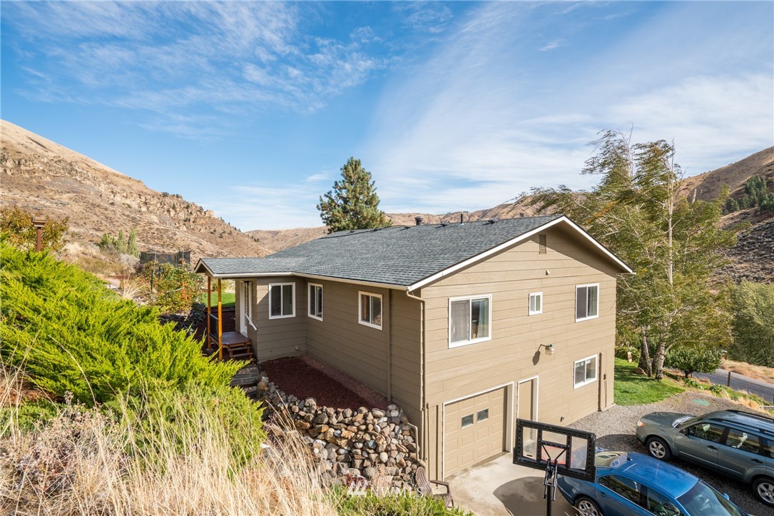 1402 Pitcher Canyon Road Wenatchee, WA 98801 - Photo 1 of 39