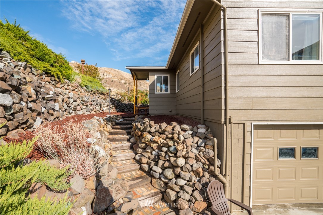 1402 Pitcher Canyon Road Wenatchee, WA 98801 - Photo 3 of 39