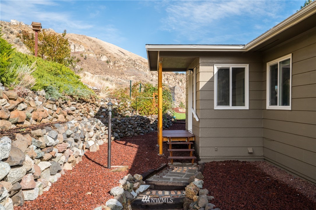 1402 Pitcher Canyon Road Wenatchee, WA 98801 - Photo 4 of 39