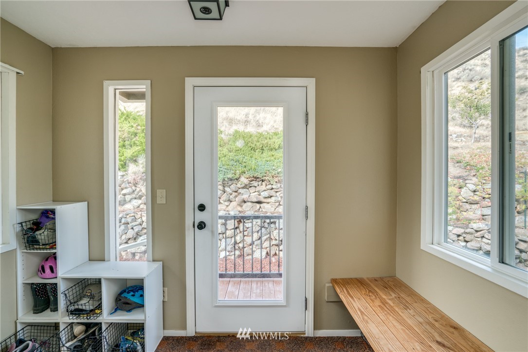1402 Pitcher Canyon Road Wenatchee, WA 98801 - Photo 5 of 39