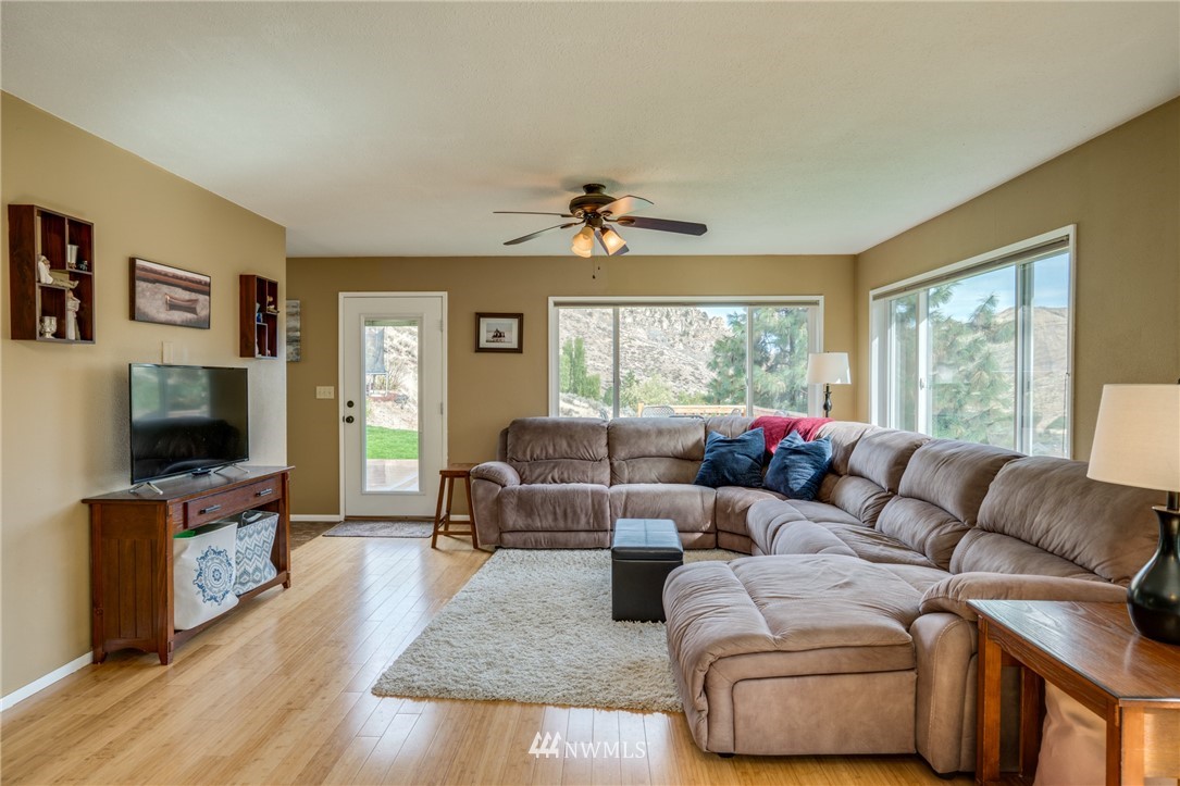 1402 Pitcher Canyon Road Wenatchee, WA 98801 - Photo 6 of 39