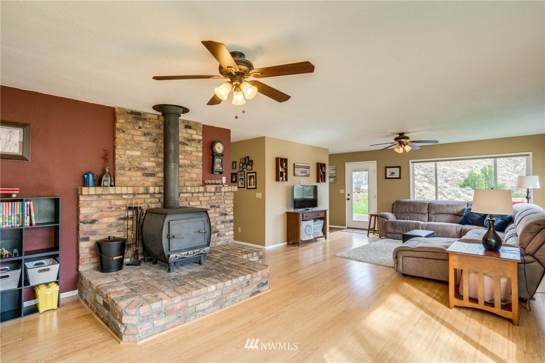 1402 Pitcher Canyon Road Wenatchee, WA 98801 - Photo 7 of 39