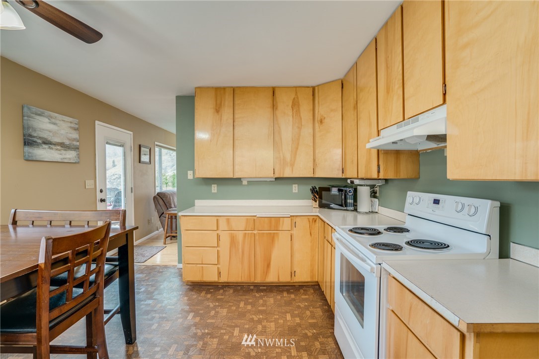 1402 Pitcher Canyon Road Wenatchee, WA 98801 - Photo 10 of 39