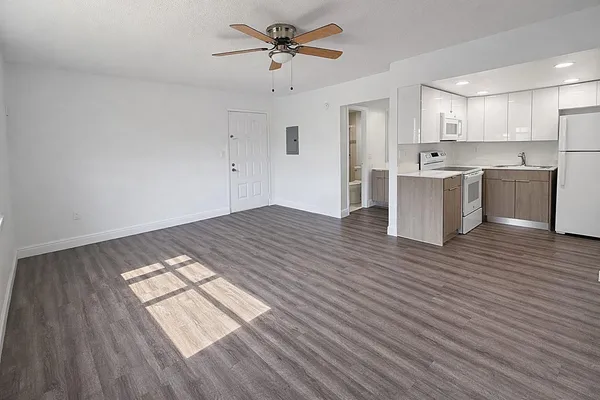 $1,589 | 17350 Northwest 68th Avenue, Unit 400402A, Hialeah, FL 33015