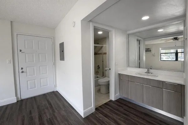 $1,589 | 17350 Northwest 68th Avenue, Unit 400402A, Hialeah, FL 33015