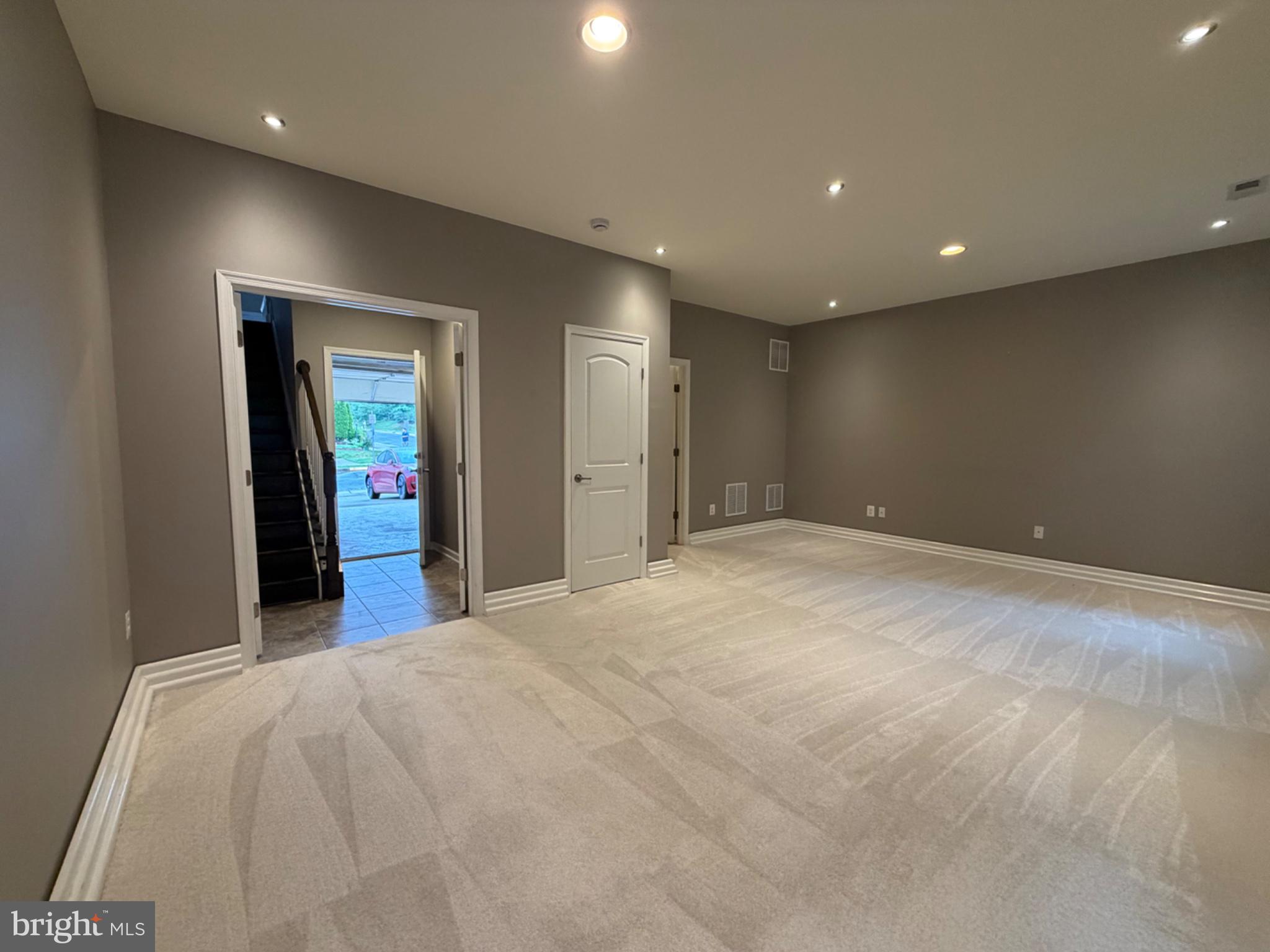 25333 Wakestone Terrace Chantilly, VA 20152 - Photo 45 of 109 Spacious, versatile living area awaits.