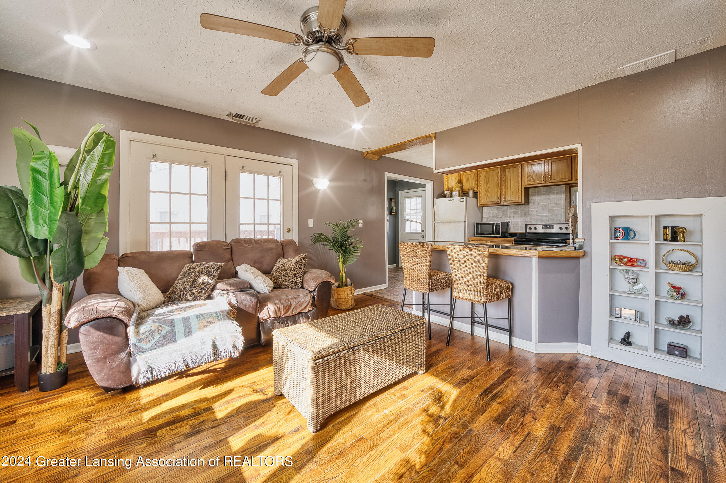 600 Sawyer Road Lansing, MI 48911 - Photo 4 of 19 Living Room