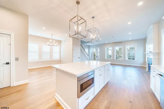 a large kitchen with kitchen island a large island in it