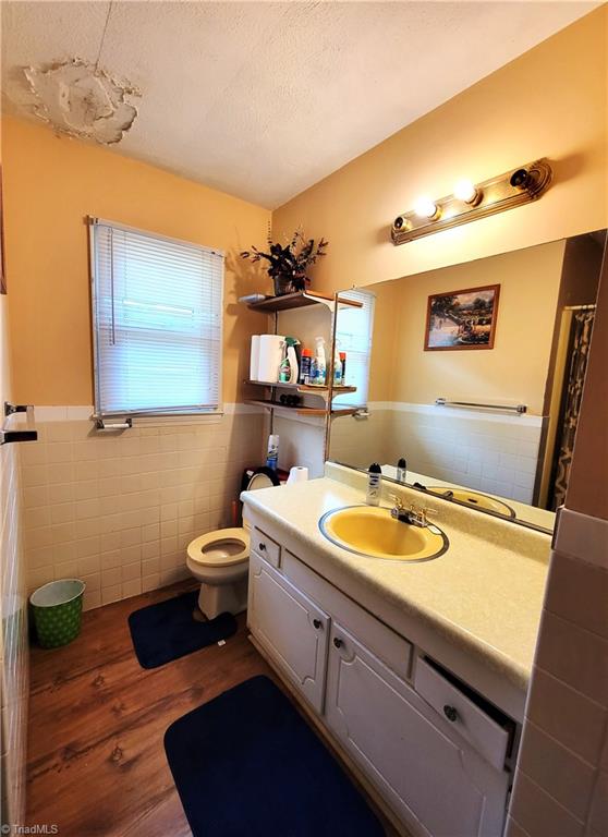 1906 Brewer Road Winston-Salem, NC 27127 - Photo 10 of 12 Hallbathroom