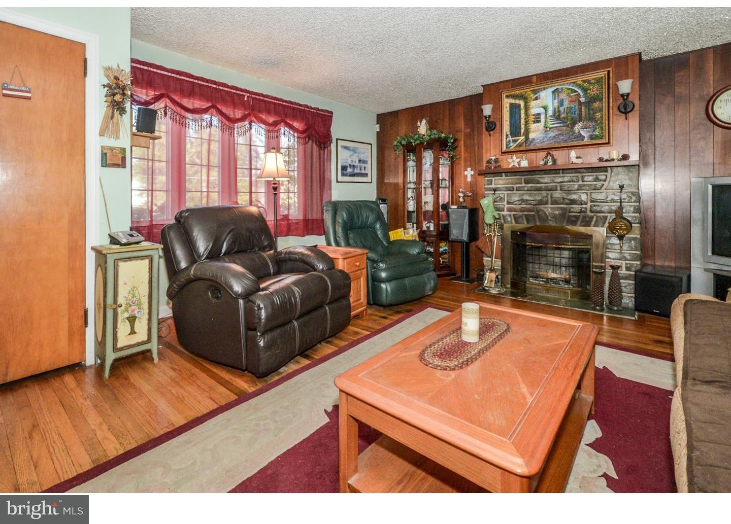 140 Neshaminy Road Croydon, PA 19021 - Photo 3 of 25 Living Room