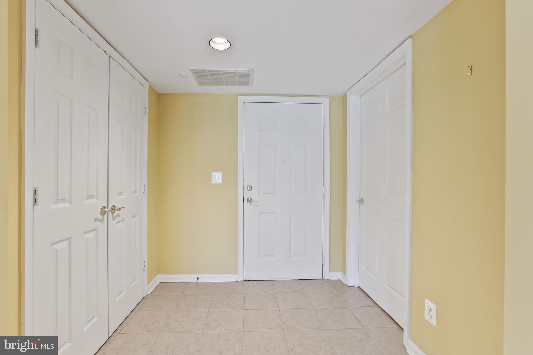 12300 Rosslare Ridge Road, Unit 304 Lutherville-Timonium, MD 21093 - Photo 4 of 18 Foyer with large coat closet