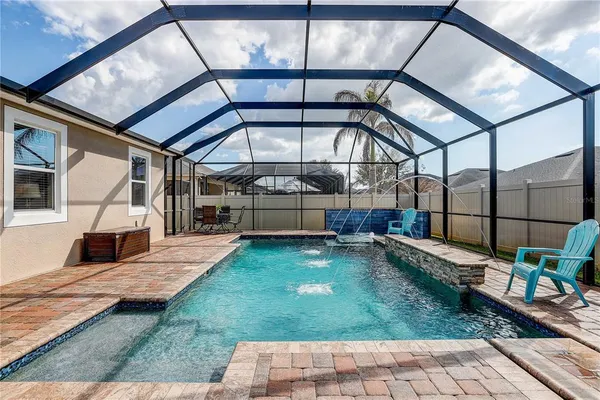 a view of a backyard