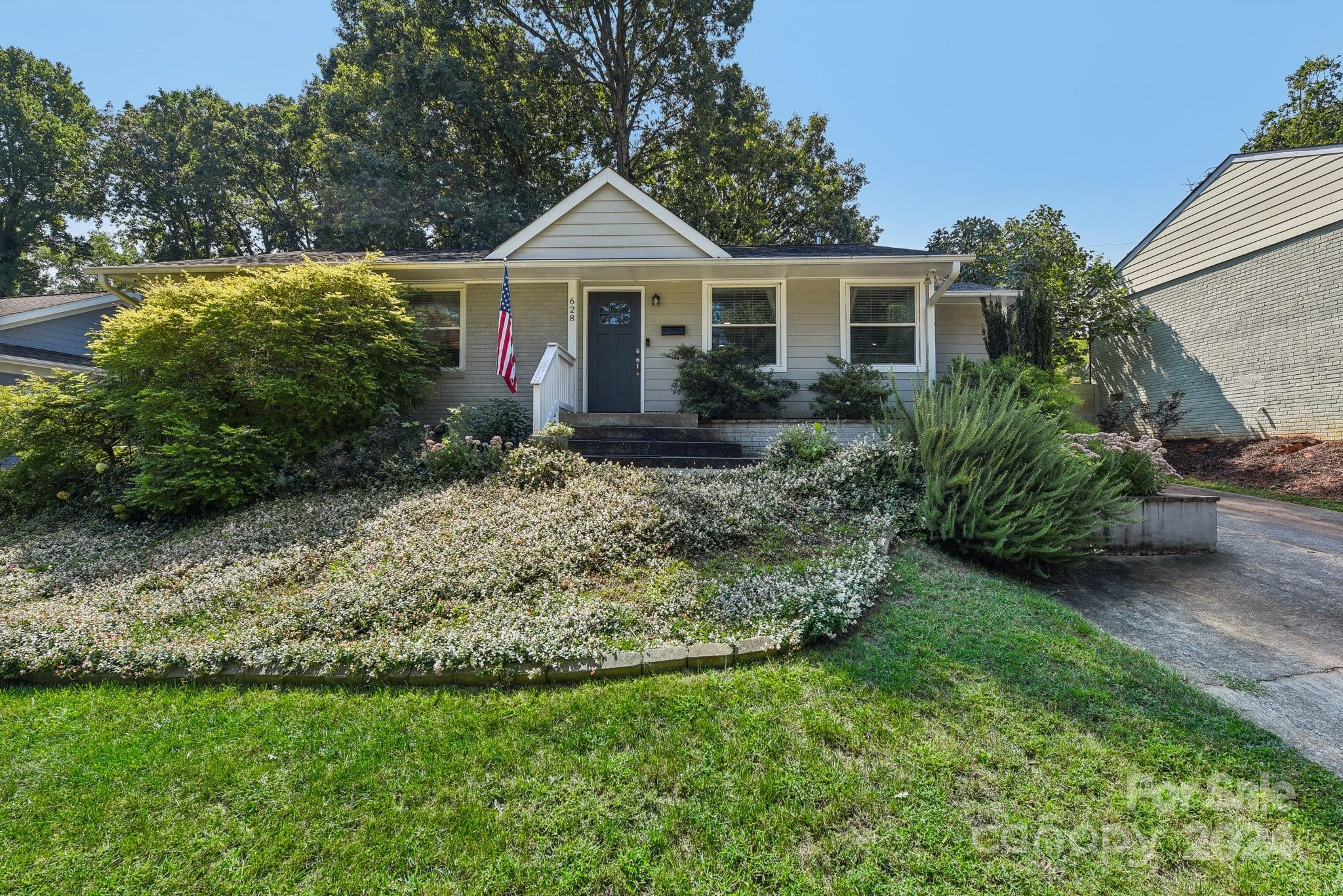 628 Manhasset Road Charlotte, NC 28209 - Photo 2 of 31