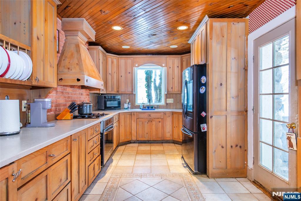 1635 Union Valley Road West Milford, NJ 07480 - Photo 9 of 46