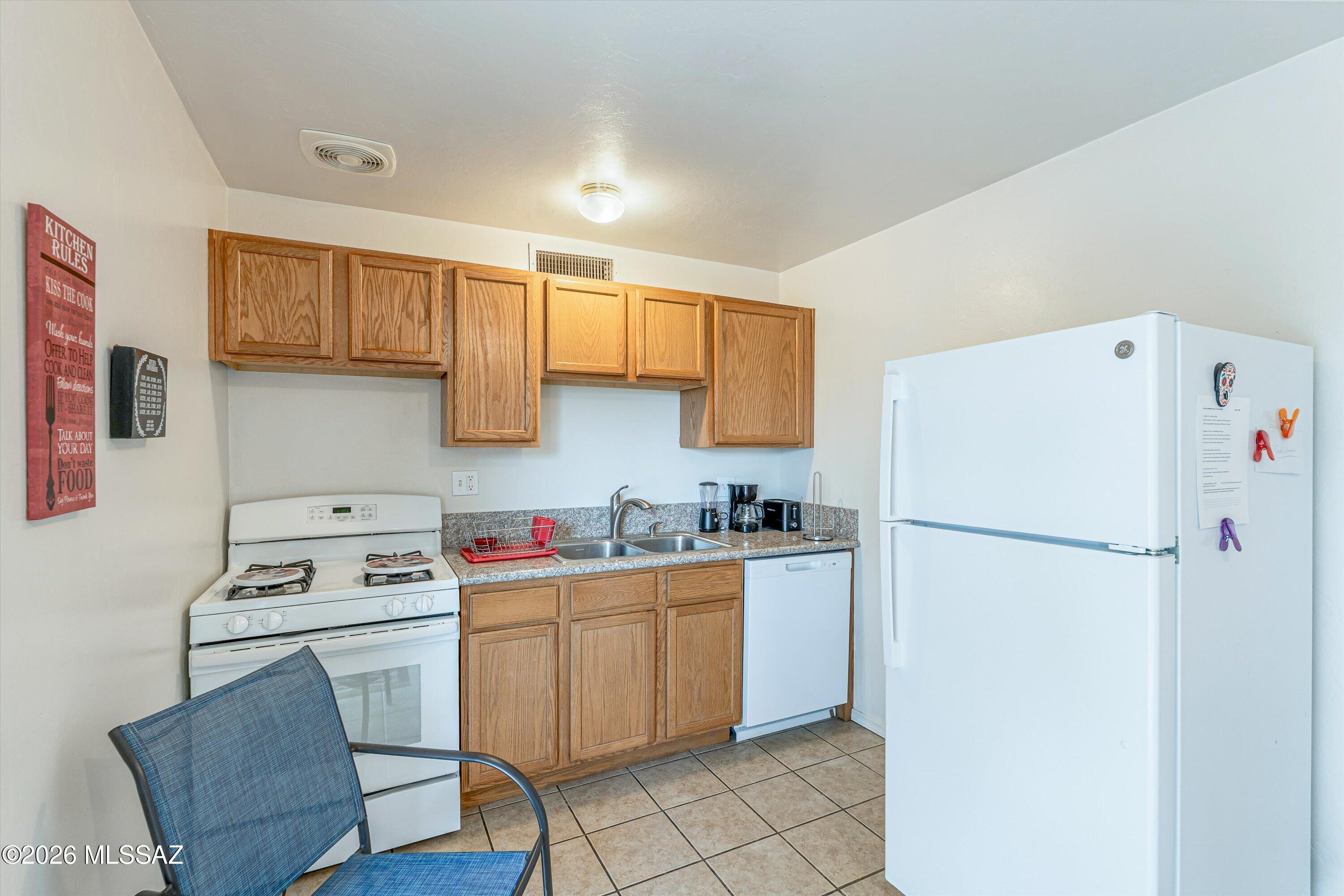 350 North Silverbell Road, Unit 137 Tucson, AZ 85745 - Photo 14 of 35 13-Kitchen