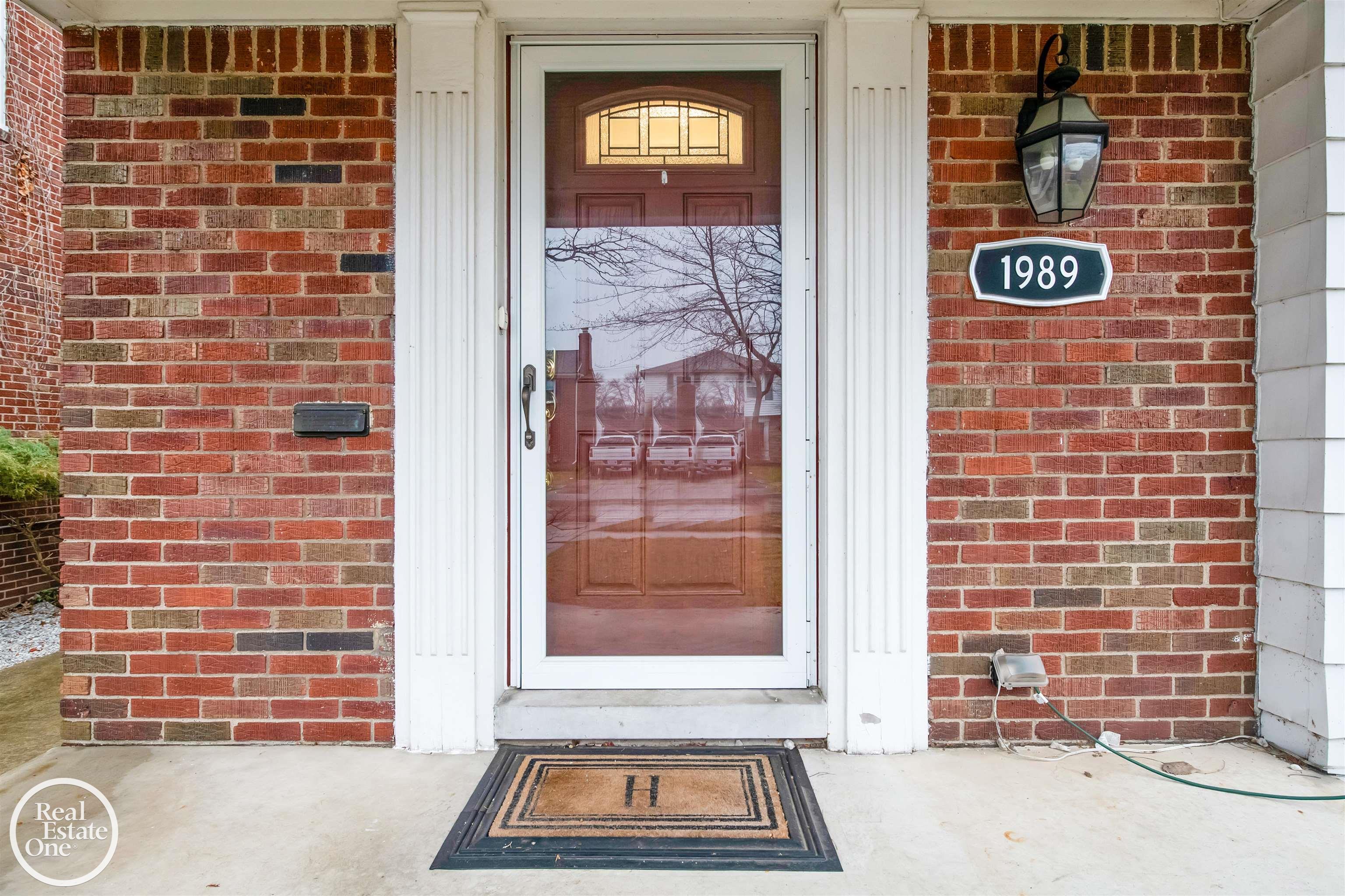 1989 Littlestone Road Grosse Pointe, MI 48236 - Photo 4 of 29 50135369-e2714f3b-c68a-4421-a359-185202c6b61f.JPG