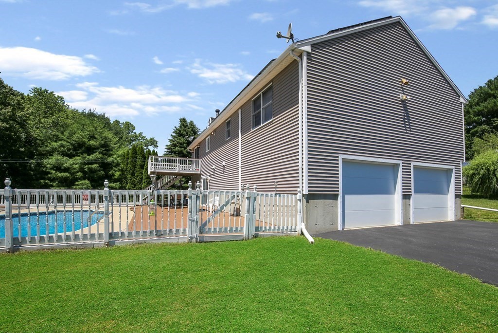 9 Riverside Drive Webster, MA 01570 - Photo 4 of 42 Gallery Image 4