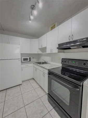 $2,300 | 8411 Northwest 8th Street, Unit 301, Miami, FL 33126
