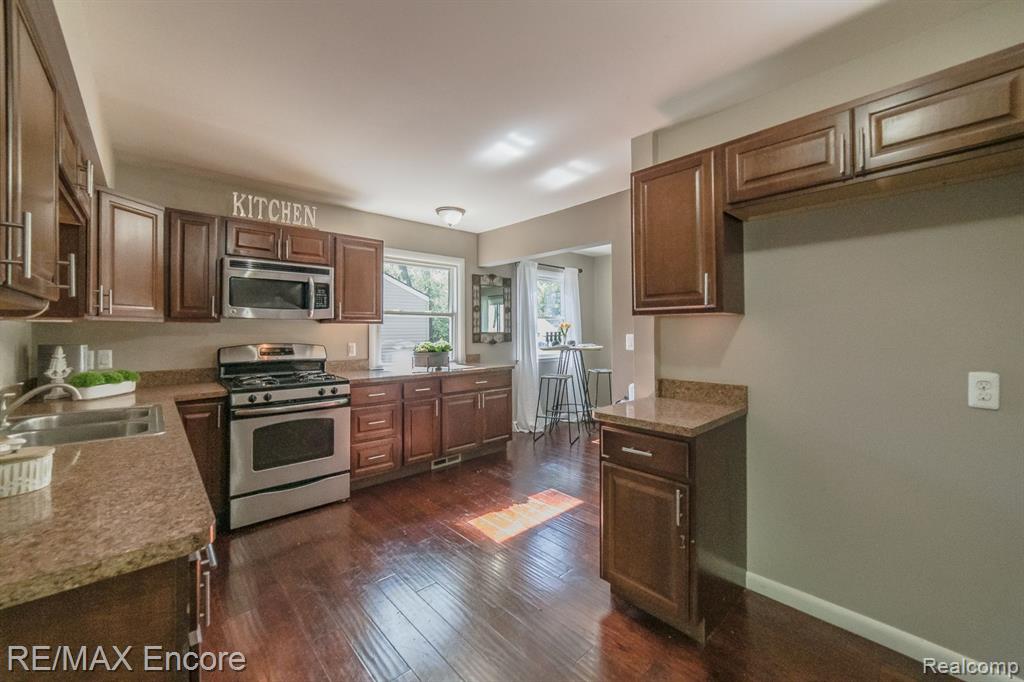 435 Rivard Boulevard Waterford, MI 48327 - Photo 15 of 37