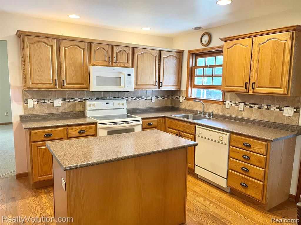 2325 Long Lake Road Lapeer, MI 48446 - Photo 9 of 35