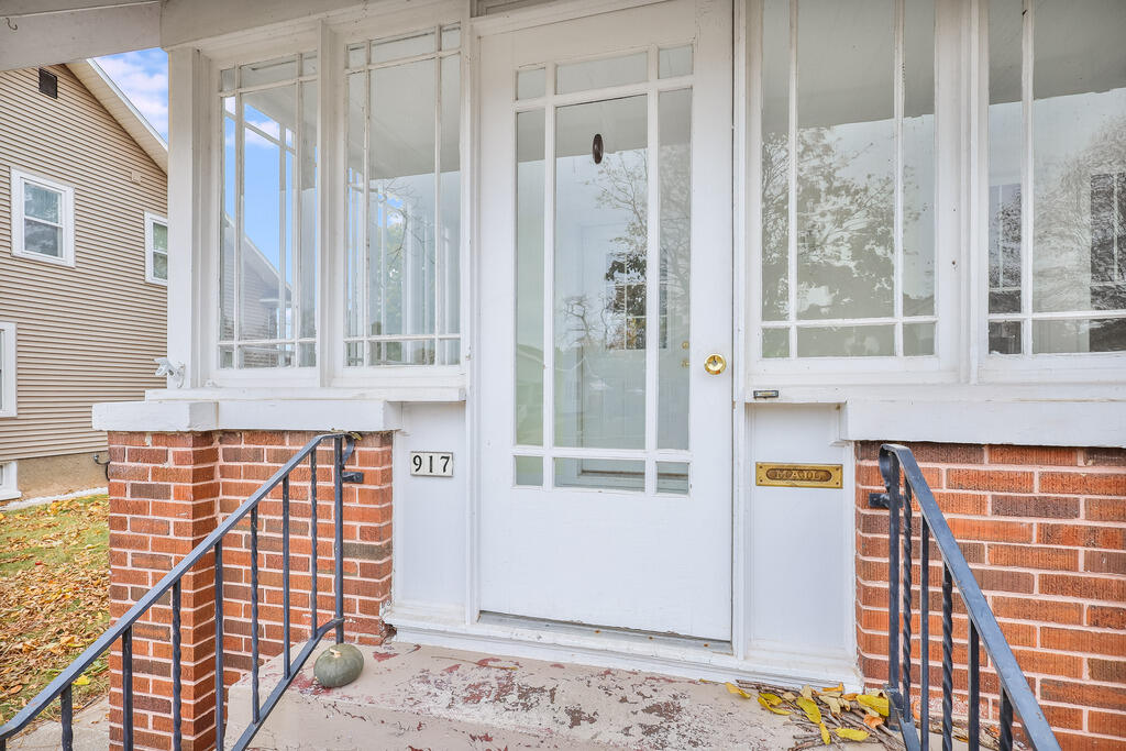 917 North 6th Street Manitowoc, WI 54220 - Photo 2 of 30 IMG_3135