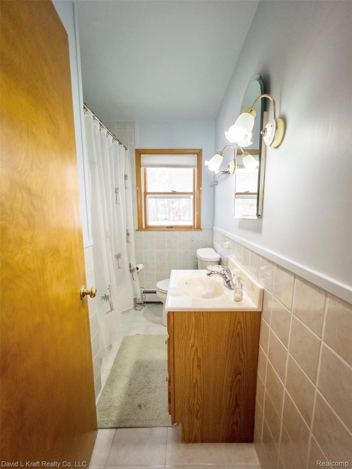 8524 Crescent Beach Road Pigeon, MI 48755 - Photo 30 of 41 8524CBFullBath.jpg