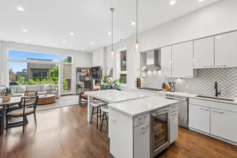 $700,000 | 1536 West Walton Street, Unit 3, Chicago, IL 60642