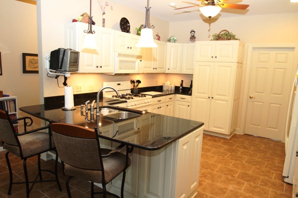 107 Fox Ridge Road Ronceverte, WV 24970 - Photo 10 of 38 Kitchen with Island