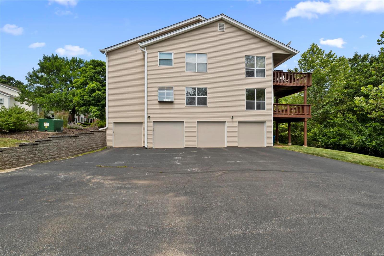 618 Pine Ridge Trails Court, Unit 104 Ballwin, MO 63021 - Photo 4 of 31 Gallery Image 4