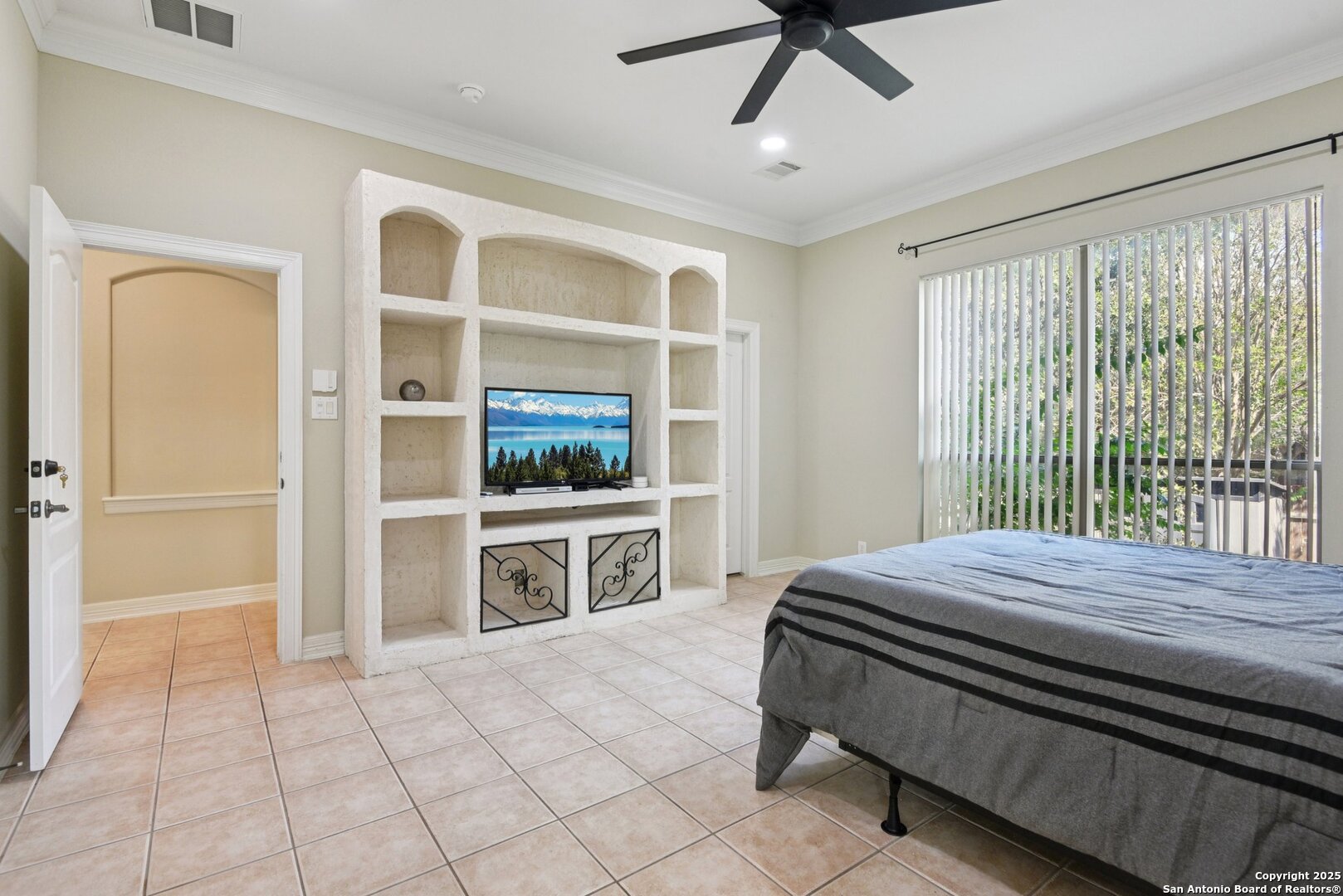 522 Heather Ridge San Antonio, TX 78260 - Photo 19 of 41 a bedroom with a bed and a window